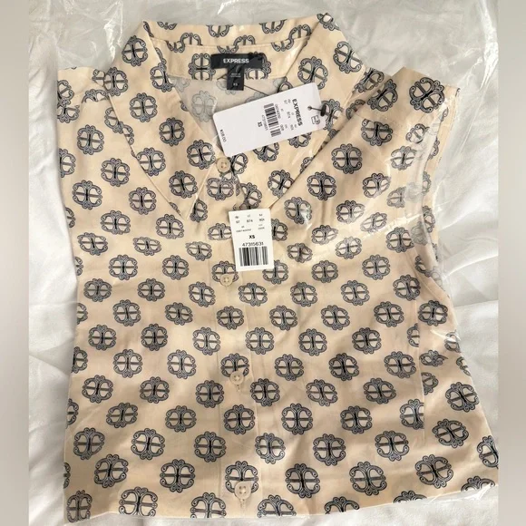 NWT. Express Printed Sleeveless Portofino Shirt. Cream White & Black. Size XS. - Picture 6 of 6